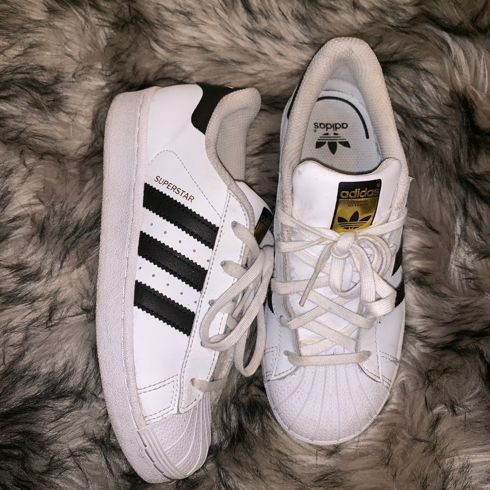 Adidas Superstar tennis shoes
